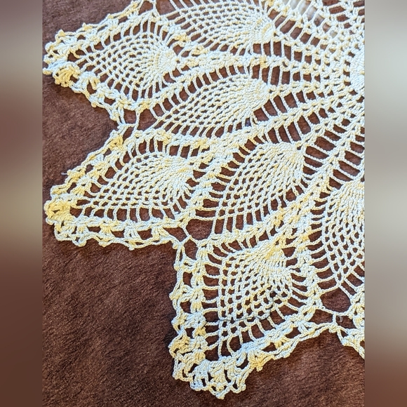 Antique Crochet Pineapple Design Table Topper - Picture 8 of 11